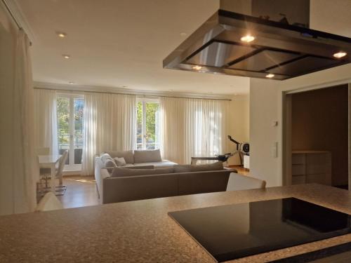 ein Wohnzimmer mit einem Sofa und einem Tisch in der Unterkunft SeWeR Apartment in Baden-Baden