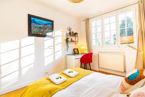 Кровать или кровати в номере Stylish Modern Apartement - Art, Design, Garden, Villa des Ammonites