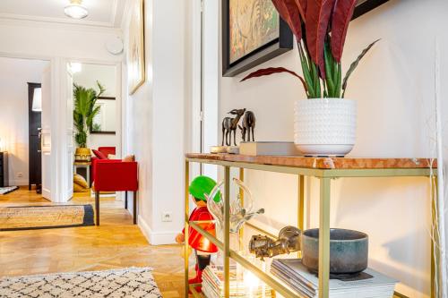 - un salon avec une table et une plante dans l'établissement Stylish Modern Apartement - Art, Design, Garden, Villa des Ammonites, à Meudon