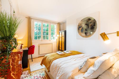 Кровать или кровати в номере Stylish Modern Apartement - Art, Design, Garden, Villa des Ammonites