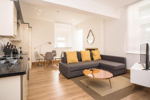 uma sala de estar com um sofá e uma mesa em Marlborough Hall Majestic Apartment - Quiet em Nottingham