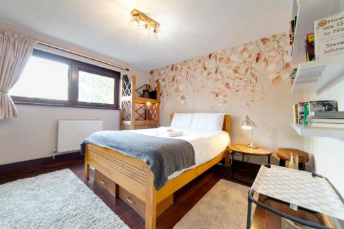 1 dormitorio con cama y ventana en Pass the Keys - Modern flat in North Central London, en Londres