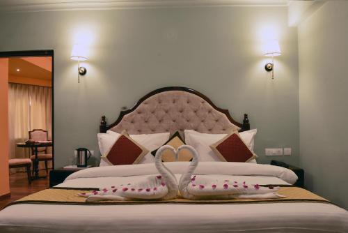 - une chambre dotée d'un lit avec deux cygnes dans l'établissement Hotel Chandra Raj Mahal, à Bikaner