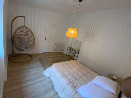 Cette chambre comprend un lit et une lampe. dans l'établissement Maison - 4 Chambres - 10 couchages - 2sdb, à Orcet