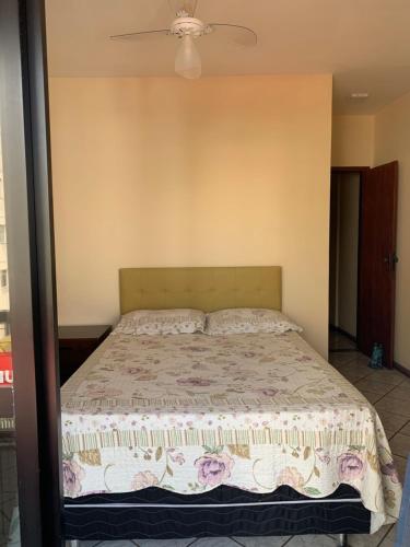 a bed in a bedroom with a ceiling fan at Solar de Bruna - Apartamento com 2 Qts - 1 Suíte - Garagem coberta - Wi-Fi - Netflix - Acomoda 6 pessoas a 70 metros da praia in Guarapari