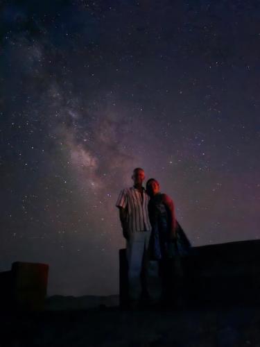 Tetamu yang menginap di Wadi Rum Candles Camp
