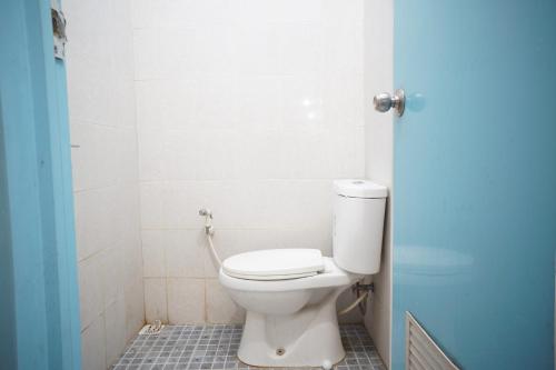 W pokoju znajduje się łazienka z białą toaletą. w obiekcie OYO Life 93038 Kost Putra Malilah w mieście Lumajang