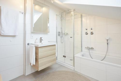 bagno bianco con doccia e lavandino di Ferienwohnung Alpseeliebe a Immenstadt im Allgäu