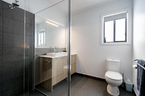 Koupelna v ubytování Retreat to the Coast - Sleeps 6