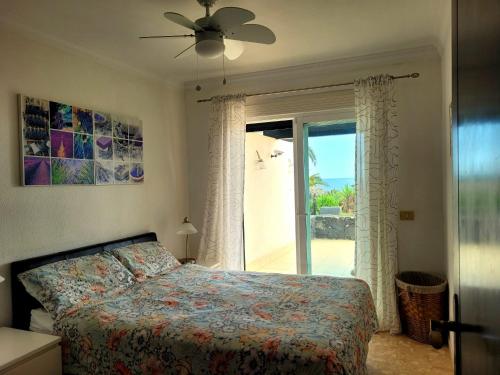 una camera con letto e finestra con vista di Promenade Paradise Apartment a San Miguel de Abona