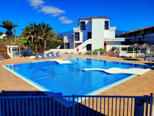 una grande piscina di fronte a una casa di Promenade Paradise Apartment a San Miguel de Abona