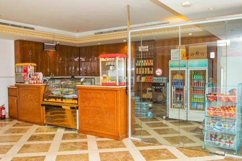 uma mercearia com uma mercearia com uma mercearia em Ruba Al Hijaz Hotel em Meca
