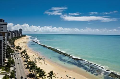 uma vista para a praia em punta cana em Aconchegante, ótima localização e vista para o mar no Recife