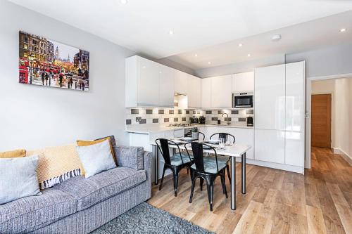 A kitchen or kitchenette at Cozy 2 Bed Apartment in Chiswick