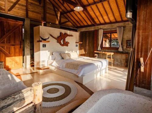 En eller flere senge i et værelse på Villa Sol-Tropical Modern 2 Bedroom Villa with sauna