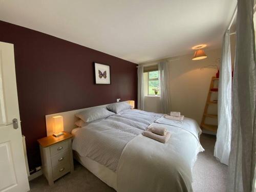 - une chambre avec un grand lit et 2 serviettes dans l'établissement Castle Kennels, à Aberfeldy