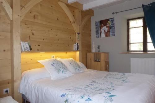 ein Schlafzimmer mit einem Bett in einer Holzhütte in der Unterkunft L'Aire du temps Savoyard in Ugine