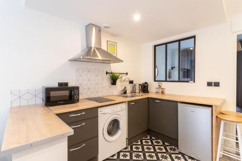 a kitchen with a washer and dryer at Le Tranchand☆City Center☆Wifi HD in Bourgoin