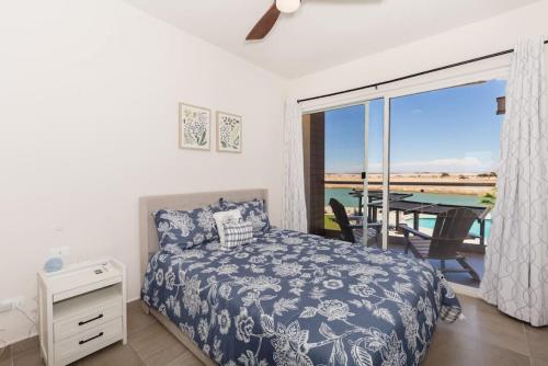 een slaapkamer met een bed en uitzicht op de oceaan bij Eagle Village at Islas del Mar B2 in Puerto Peñasco