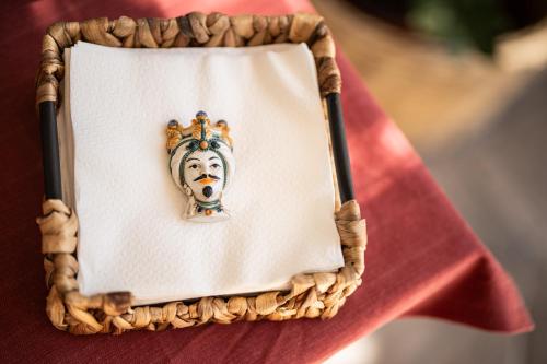a napkin with a picture of a woman wearing a crown at RhelizeOne & Spa جميل in Palermo