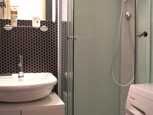 une salle de bain avec un lavabo et une douche dans l'établissement Charmant appartement T2 à Barcelonnette, 4 pers, balcon avec vue, parking - FR-1-165A-104, à Barcelonnette