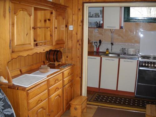 A kitchen or kitchenette at Old Town House