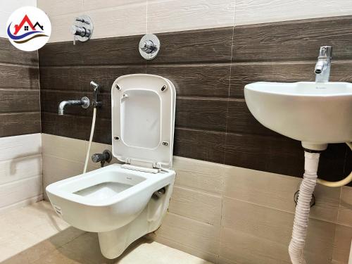 uma casa de banho com um WC e um lavatório em Mount City Park Hotel Madiwala em Bangalore
