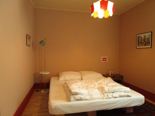 ein Schlafzimmer mit einem weißen Bett in einem Zimmer in der Unterkunft Ferienwohnung Ida Pfeiffer in Eibenstock