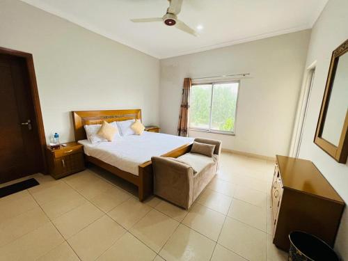 Кровать или кровати в номере Haven Lodge, Bahria Orchard, Lahore
