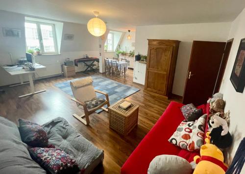 sala de estar de planta abierta con sofá rojo y sala de estar en Quiet room in big shared-flat 500m from Oktoberfest, en Múnich
