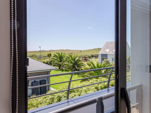 ein Blick von einem Balkon mit Blick auf den Strand in der Unterkunft Holiday Home Pirou Beach by Interhome in Pirou