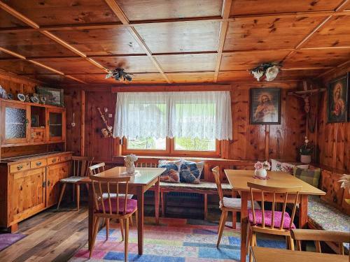 una sala da pranzo con due tavoli e una finestra di Holiday Home Ladner - KPL149 by Interhome a Kappl