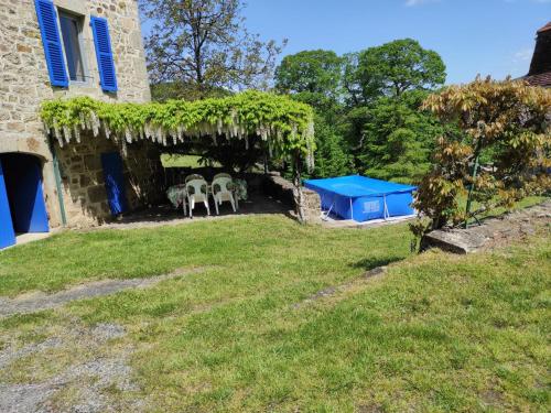 Teyssieu的住宿－Holiday Home Cazals by Interhome，一个带两把椅子和一张蓝色桌子的院子