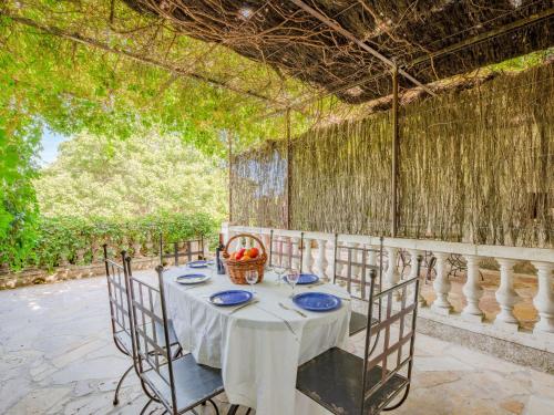 - une table avec des assiettes bleues et une corbeille de fruits dans l'établissement Apartment Marjolaine by Interhome, à Bauduen