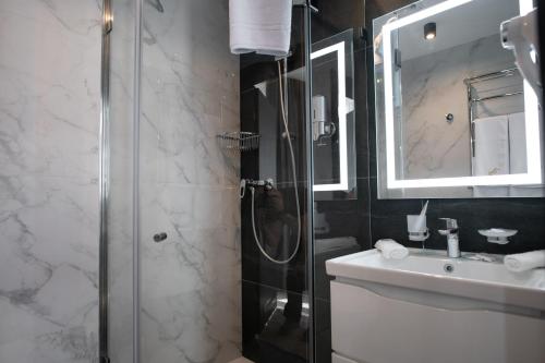 a bathroom with a shower and a sink at Hotel Boutique Refael in Truskavets