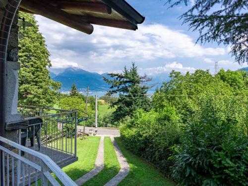 Pianello Del LarioにあるHoliday Home Bragna by Interhomeの山の景色を望む家のバルコニー