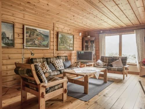ein Wohnzimmer mit einem Sofa und einem Tisch in der Unterkunft Chalet Ängsjömåla by Interhome in Eringsboda
