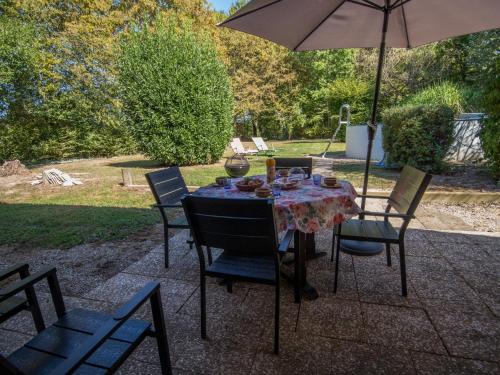La Chapelle-Saint-Sauveur的住宿－Holiday Home Alexandre - BCA300 by Interhome，桌椅、雨伞和桌椅