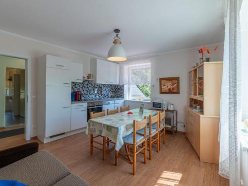- une cuisine et une salle à manger avec une table et des chaises dans l'établissement Apartment Pacher by Interhome, à Gallizien