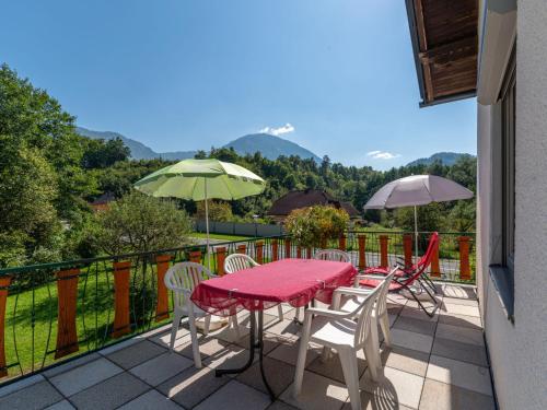 une terrasse avec une table, des chaises et des parasols dans l'établissement Apartment Pacher by Interhome, à Gallizien