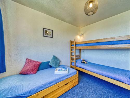 Ce lit se trouve dans un dortoir doté de 2 lits superposés et de moquette bleue. dans l'établissement Apartment Vostok Zodiaque-50 by Interhome, au Corbier