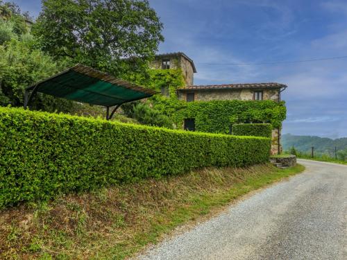 uma casa atrás de uma cerca ao lado de uma estrada em Holiday Home Podere Piastriccio by Interhome em Medicina