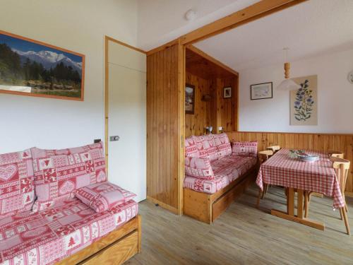 une chambre avec deux lits et une table dans l'établissement Appartement chaleureux 5 pers, accès pistes, balcon, WIFI, animaux admis - FR-1-181-2098, à La Plagne Tarentaise