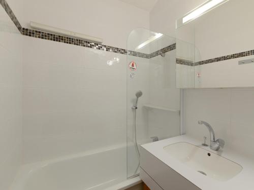 une salle de bain blanche avec un lavabo et une douche dans l'établissement Appartement chaleureux 5 pers, accès pistes, balcon, WIFI, animaux admis - FR-1-181-2098, à La Plagne Tarentaise
