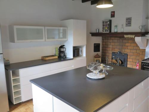 Dapur atau dapur kecil di Holiday Home Aucéloun by Interhome
