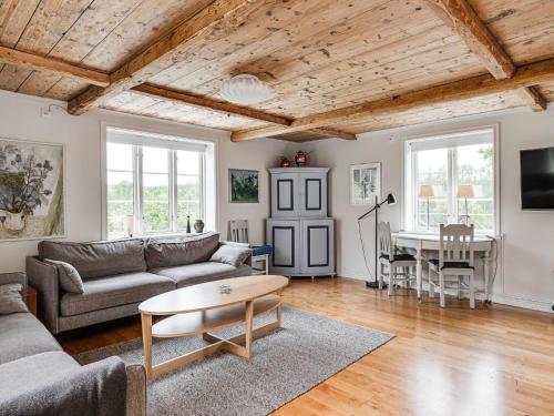 TV a/nebo společenská místnost v ubytování Holiday Home Klinten Totebo by Interhome