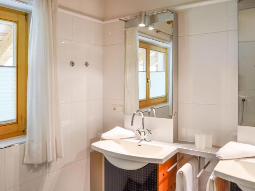Koupelna v ubytování Apartment Kathrein - ISL507 by Interhome