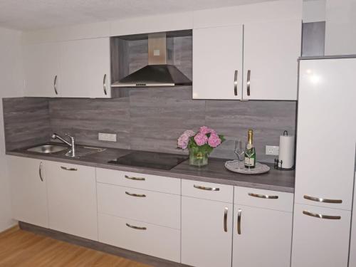 Kuchyň nebo kuchyňský kout v ubytování Apartment Walzthöni by Interhome