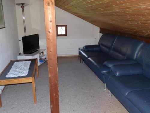 ein Wohnzimmer mit einem Sofa und einem Tisch in der Unterkunft Apartment Valentine by Interhome in Engelberg
