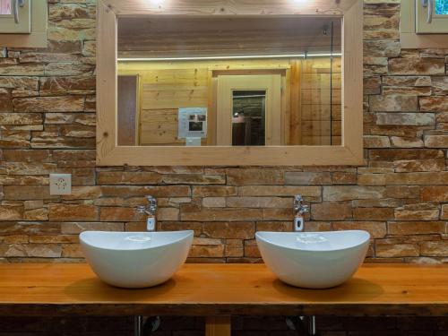 Ένα μπάνιο στο Chalet Mimique by Interhome